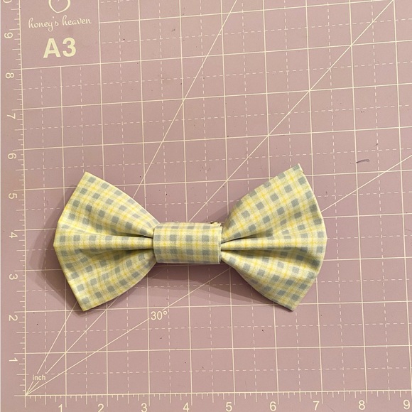 Hand made medium hair bow with barrette - Picture 1 of 2